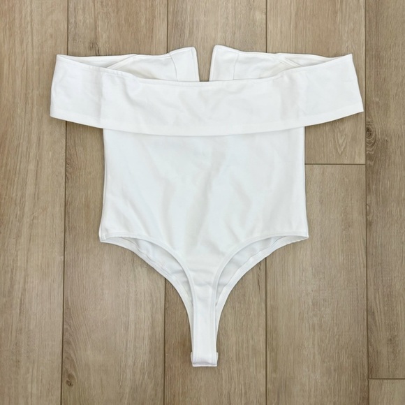 Superdown Aaliyah Deep V Bodysuit in White Size M - Picture 3 of 7